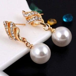 pearl and rhinestone pendant necklace and earrings (gold)